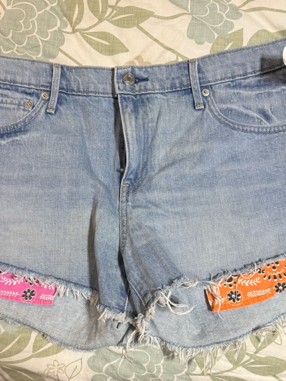 NWT GAP Light Denim Cutoff Shorts with Pink Trim sz 31